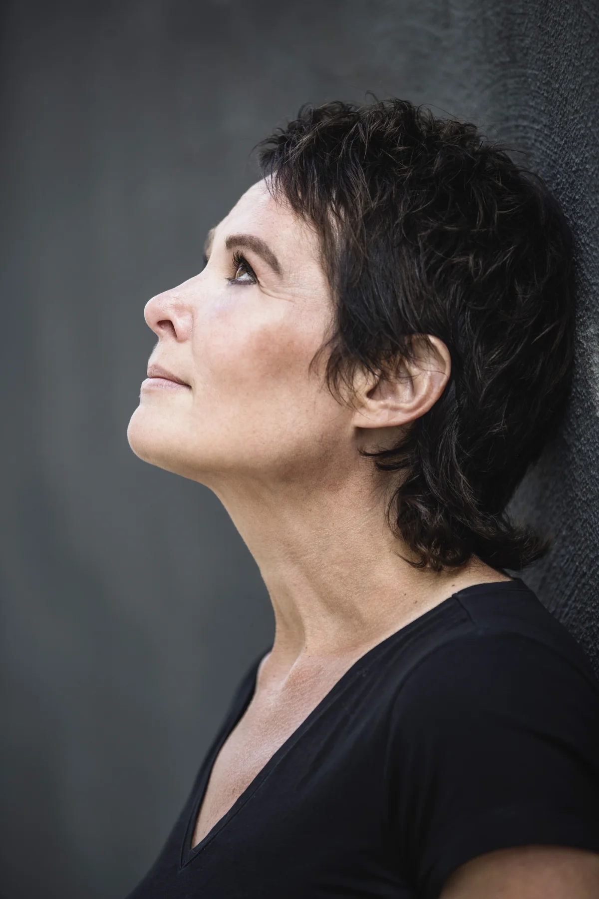 Griet Op de Beeck kijkt bedachtzaam omhoog