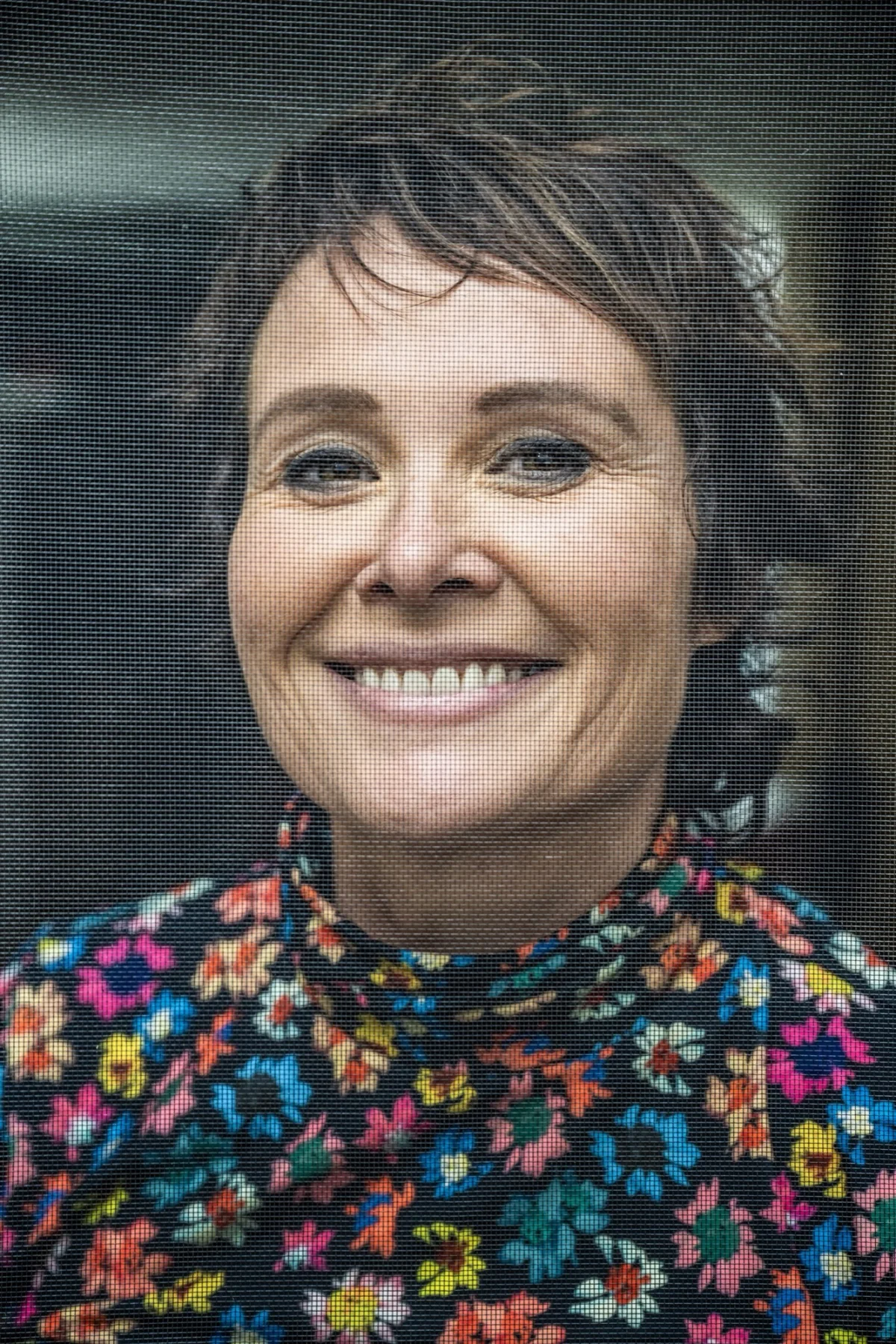 Griet Op de Beeck lacht achter een fijn gaasdoek
